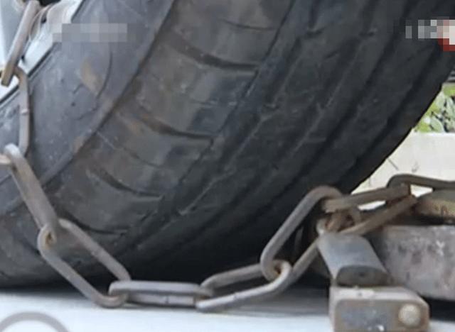 10多万的车位被霸占，业主一招教训车主，方法堪