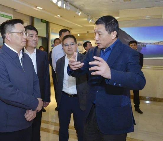 身家320亿的退伍军人，靠卖推土机发家，如今成为新疆首富