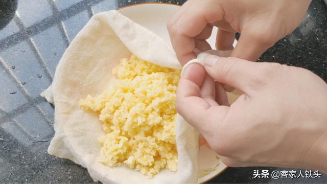 土豆加1根苦瓜这样做，出锅孩子吃不停嘴，口感好味又香，超解馋