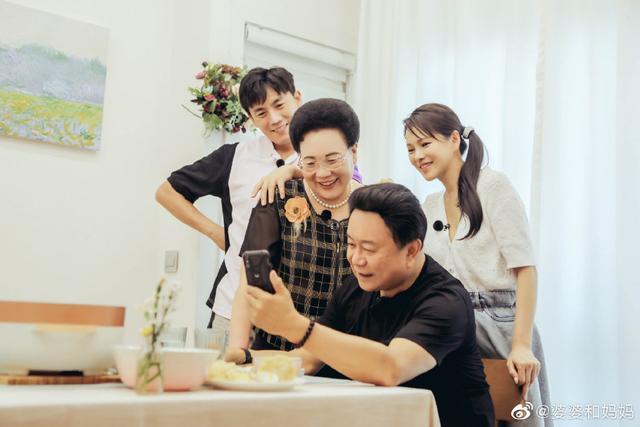 伊能静话太多还玻璃心？节目被秦昊怼后发生争吵，谈原生家庭泪崩