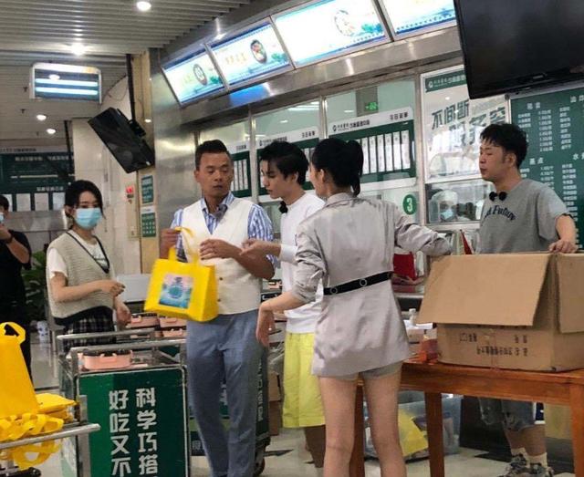 《中餐厅4》录制完毕！截图放大合照中的嘉宾，我说啥都期待了