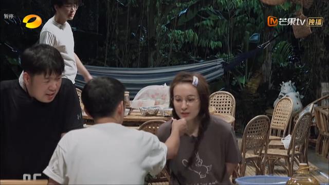 黄磊第一次做菜失败很难受，维嘉自责，冒着致癌的风险吃鸡