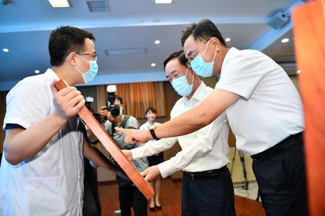 “疫路‘邮’您 2020中原力量” ，《众志成城 抗击疫情》邮票捐赠仪式在郑州举行