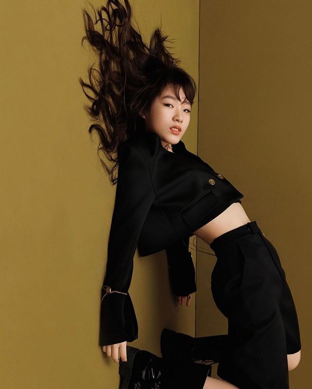 小s三个女儿一起拍广告同框比美，个个高冷自信，镜头感十足