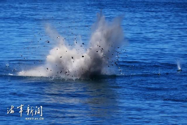 东海，舰艇编队破浪出击