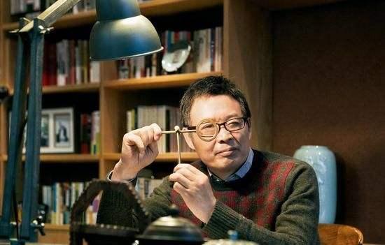 薇娅年轻时照片曝光，曾与成龙同台，却放弃娱乐圈，如今年入20亿