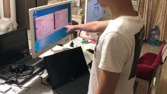 男青年在网上裸聊性感妙龄女，反被录下不雅视