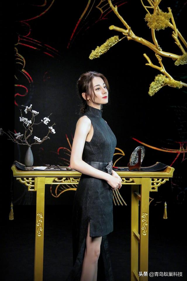 「迪丽热巴」黑色旗袍端庄性感写真