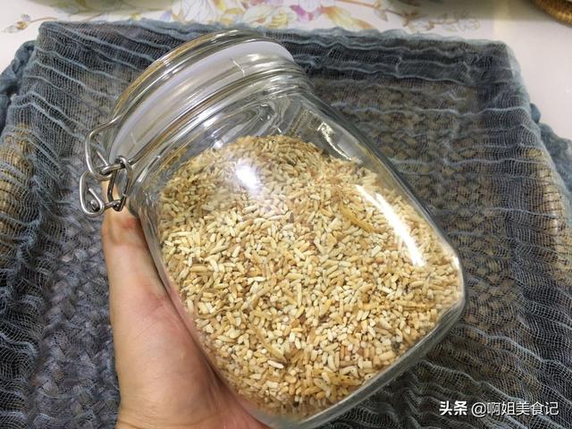 伏天姜米茶泡水喝，驱寒暖胃，一次做一罐，放半年都不会坏