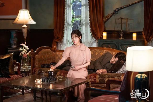 《德鲁纳酒店》更名满月的衣橱？| 时尚