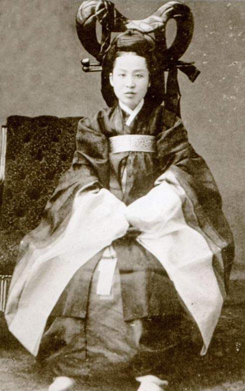 直击一百年多前的朝鲜社会风貌，图四为末代朝鲜王正妃