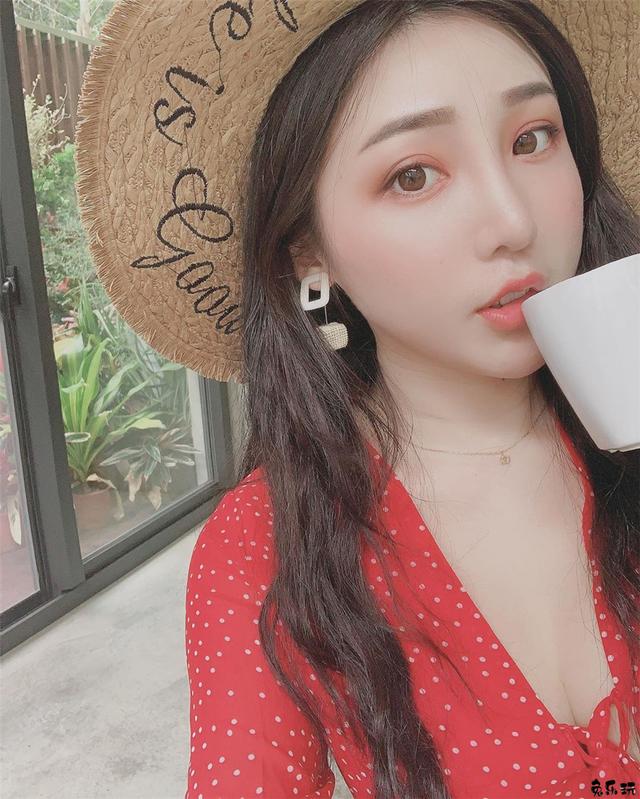 长相甜美身材劲爆的气质美女被称为“吃货女神”