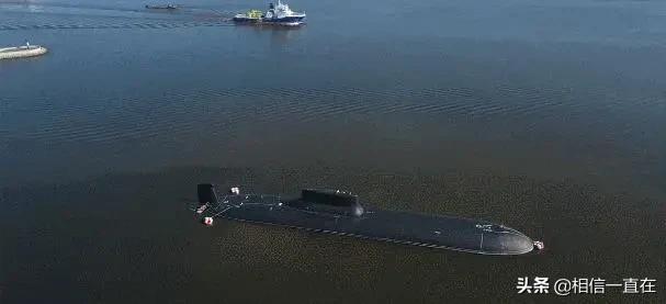 潜艇关闭发动机，静卧在航母下方的海底上，能