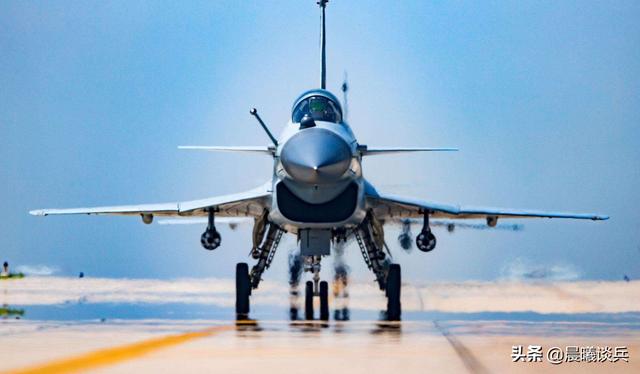 美媒夸赞歼10C：性能优异，F16V各方面都无法超越