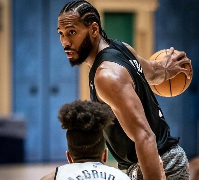 湖人釣魚放鬆，快艇訓練備戰！ 禿曼巴秀收穫，小卡單手抓球引熱議