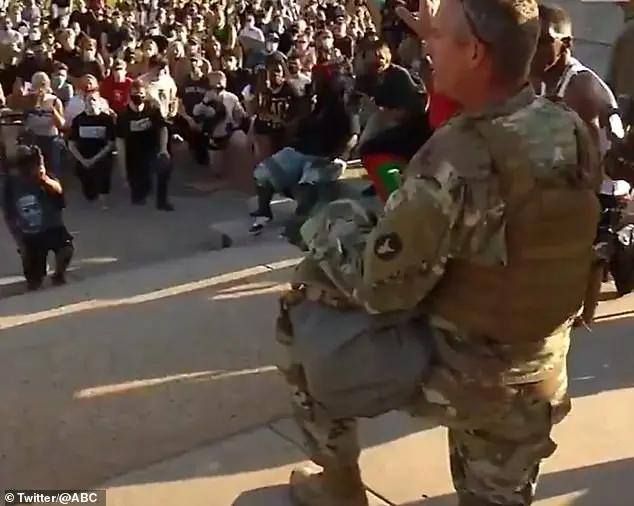 美国50州280城抗议，美国国民警卫队军官单膝跪地承诺撤退