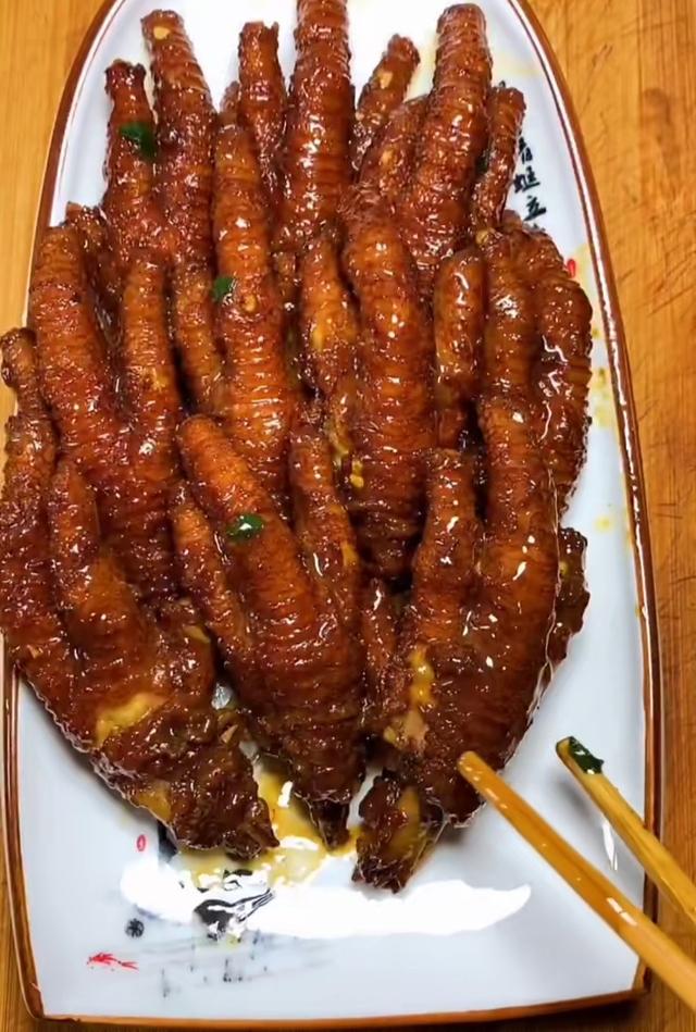 为什么你做的虎皮鸡爪不起虎皮，大厨教你这样做软烂脱骨