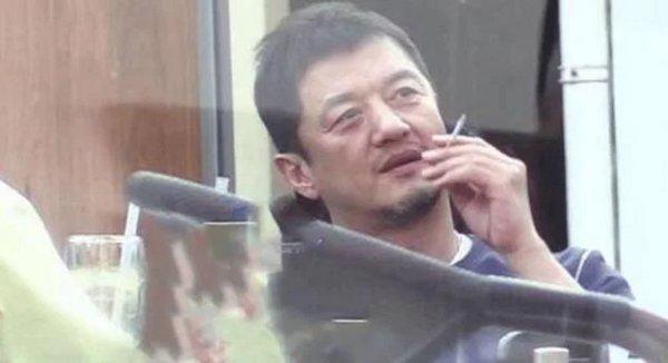 49岁李亚鹏做生意赔数千万，满面愁容很颓废，连女儿都养不起了