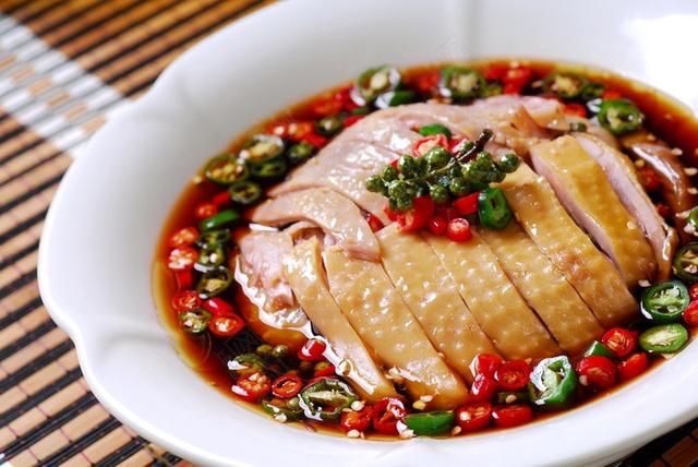 籐椒雞，一吃就上癮的美味。肉質細嫩，麻辣味濃，讓你食欲大增
