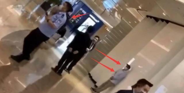 热巴最新活动生图，腰臀比例超后面假人“求婚男”现身安保很警觉