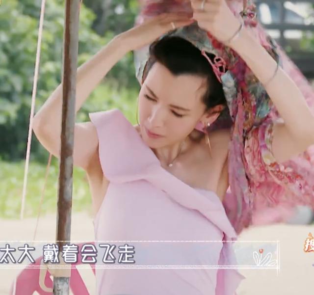 陈若仪嫌海边太热，脱掉开衫，看到她穿的啥，