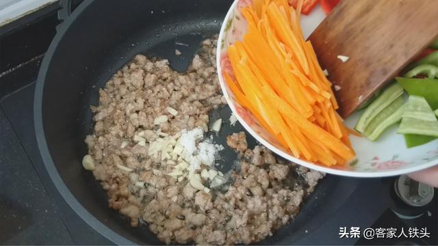 豆腐中打入2个鸡蛋，教你下饭新吃法，出锅比红烧肉还抢手，真香