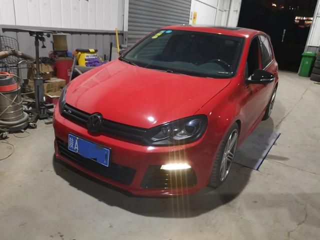 大众旗下的顶级性能小钢炮——高尔夫R，只有懂车的人才会买吧