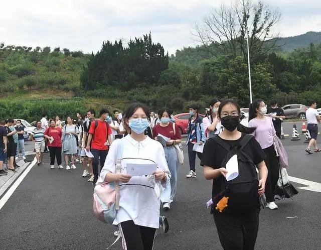 高考前@抱拳了！学霸高考前做手术无法行走 被民警用担架抬进考场