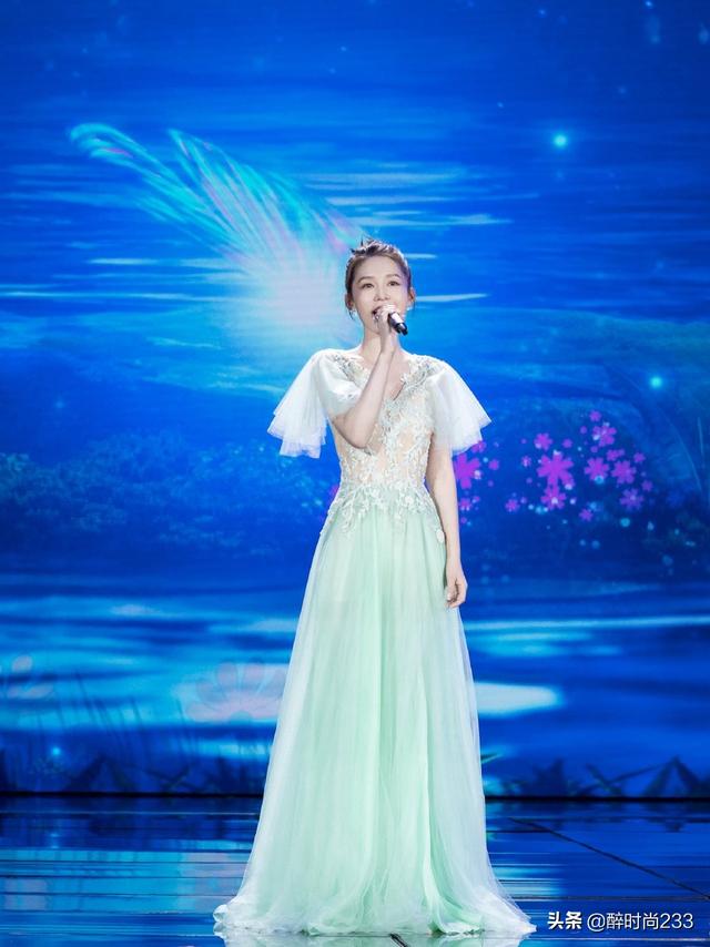 李沁井柏然同框合唱，一个绿裙仙气十足，一个粉色西装清新帅气