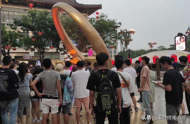 西安第一网红景区，傍晚就已游客爆满，美女和汉服小姐姐好多啊