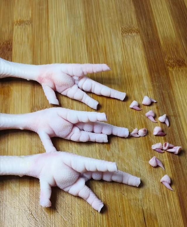 为什么你做的虎皮鸡爪不起虎皮，大厨教你这样做软烂脱骨
