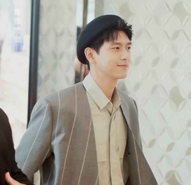 明星与网红合照，开了十级美颜滤镜后的李现，