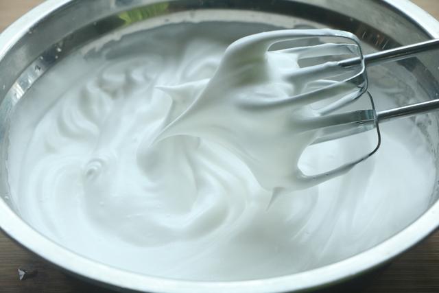 比戚风蛋糕简单，失败率低，更适合新手操作，松软好吃，不回缩