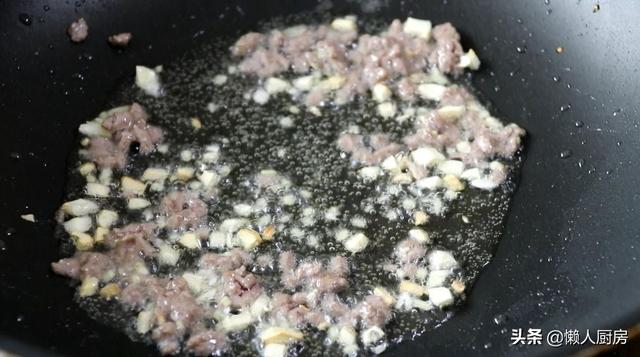 先蒸后炒，这样做出来的茄子不吸油，配上牛肉末一起炒，下饭好吃