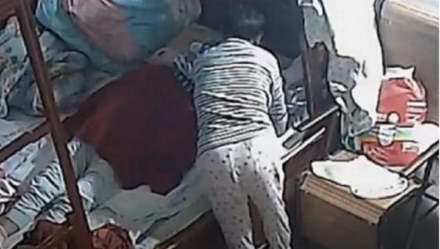 保姆闷死老人后续：女儿下跪道歉，丈夫曝其杀