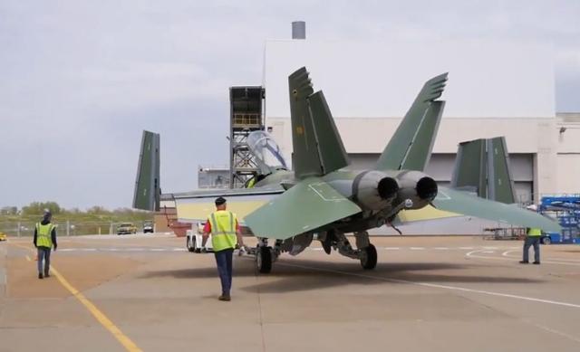 先进程度不输F35!美国新版大黄蜂战机亮相，难怪