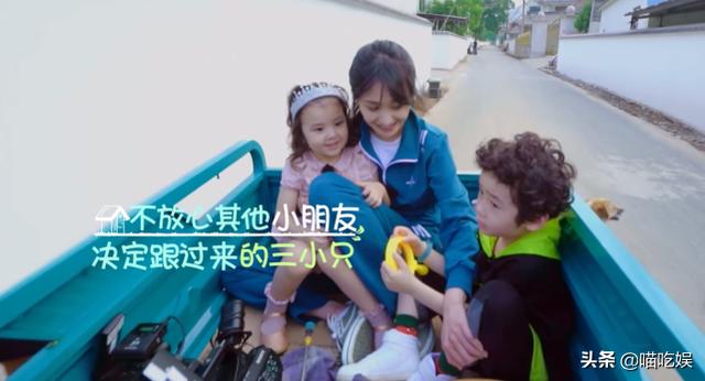 郑爽农村抱孩子坐三轮车，谁注意她把孩子放哪
