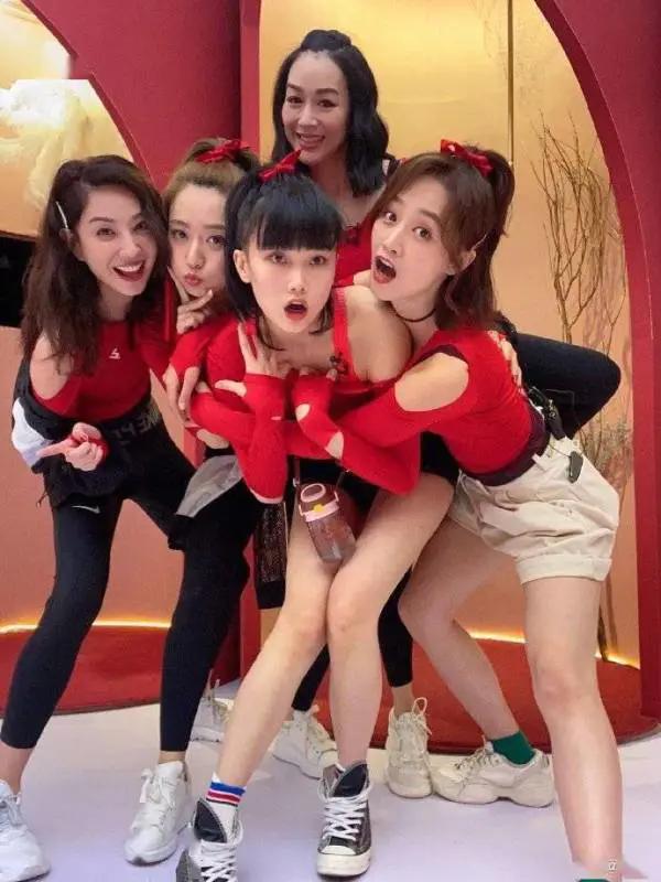 钟丽缇与年轻人合影大展风采，胸部惊人气场强