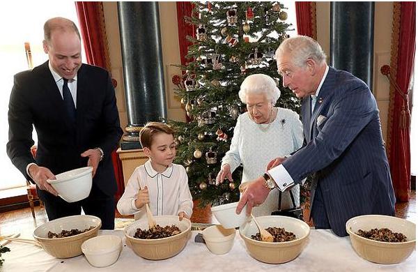 乔治王储长大了一岁，褪去婴儿肥变英俊小少年，眉眼间像凯特王妃