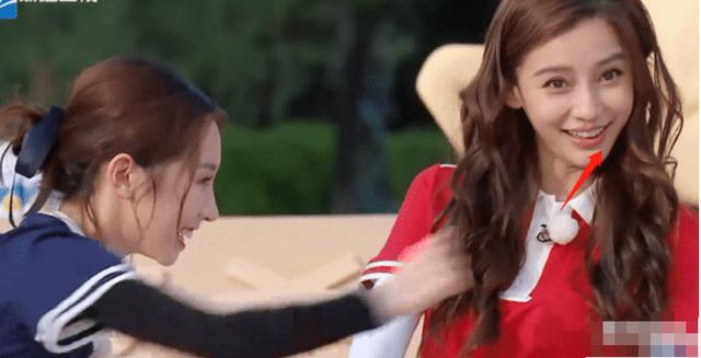 孟美岐故意戳baby下巴，当镜头放大那刻，整没整