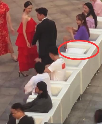 都说苗苗挺大孕肚太辛苦，坐下时，看到郑恺暖心举动，嫉妒了