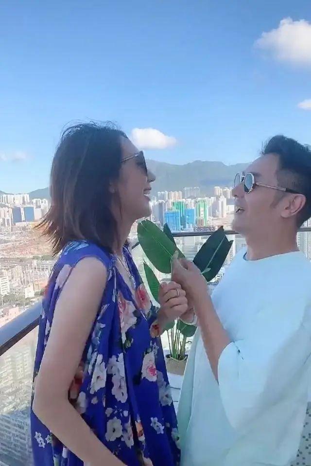 陈浩民夫妇热舞如俩假人，男方手放错位置猛推