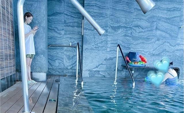 baby穿浴袍陪儿子游泳被偶遇，小海绵正脸出镜，神似黄晓明