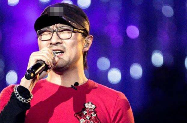 汪峰竟然秃顶了？陪儿女现身豪宅吃饭，却意外曝光秃顶危机