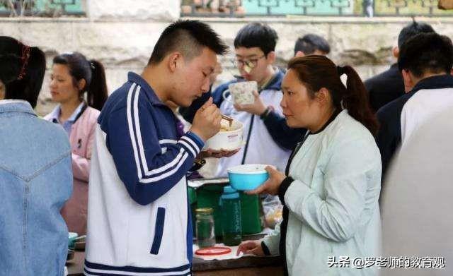 「点半」毛坦厂餐馆晚十点半后禁止营业 城管：要高考了怕学生喝酒