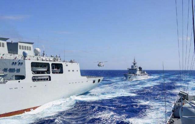 901型综合补给舰载重量惊人，真不愧是“航母奶