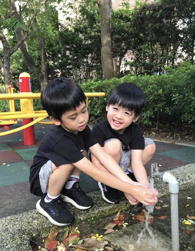 陈若仪晒四年前旧照，Kimi抱着弟弟好暖心，双子星颜值越来越高