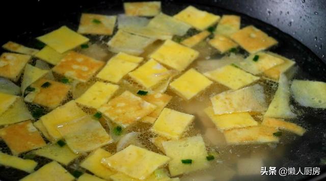 天热喝什么汤？嫩滑的豆腐，酥软的蛋皮，教你做豆腐蛋皮汤