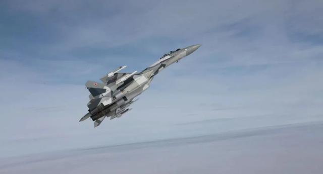 俄苏35霸气倒飞拦截美军机，美海军：最近不足