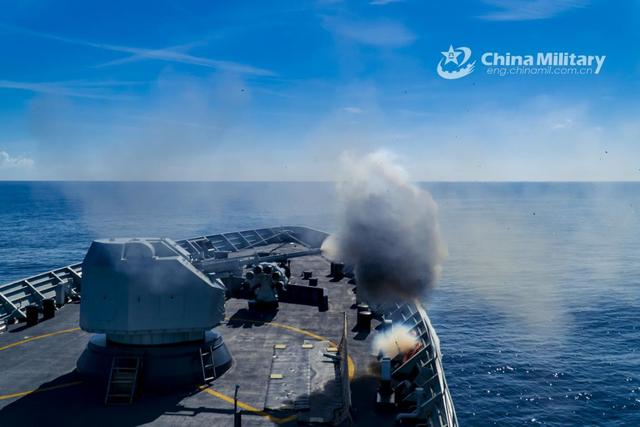 我军南海实弹火力凶猛，摄影师拍下绝美画面：不愧是6000吨通驱
